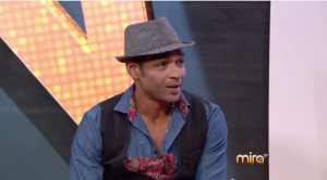 El cantante cubano, Descember Bueno, durante su entrevista en Noticias 18 de Mira TV