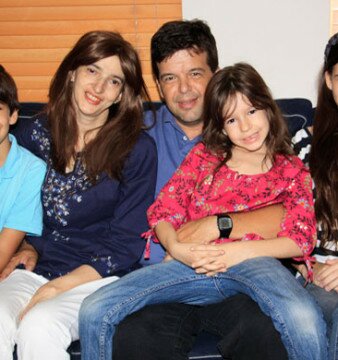 Ana Contigiani con su familia en una foto de archivo.