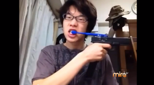 Un niño inventa una pistola con cepillo de dientes integrado