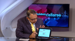 Roberto Rodríguez Tejera muestra el portal "14ymedio"