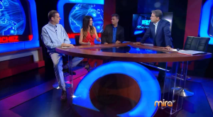 Rick Sánchez conversa con el panel durante la emisión de su programa en Mira TV