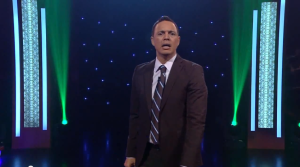 Alexis Valdés habla de los superhéroes en su monólogo