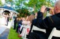 Invitados utilizan sus teléfonos móviles durante la ceremonia