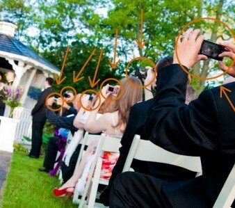 Invitados utilizan sus teléfonos móviles durante la ceremonia