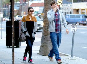 Mila Kunis y Ashton Kutcher. Foto por eonline.com