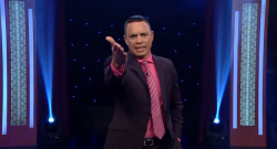 Alexis Valdés durante su monólogo en Mira TV