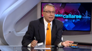 Roberto Rodríguez Tejera durante la emisión de su programa en Mira TV