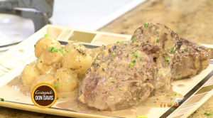 El chef Don Davis cocina un filete de res al roquefort