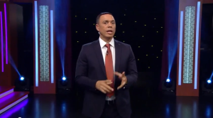 Alexis Valdés durante el monólogo inicial en "El show de Alexis Valdés"