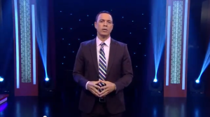 Alexis Valdés durante su monólogo, cada día a las 9pm en Mira TV