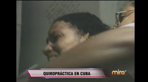 Un video muestra cómo un médico quiropráctico utiliza la santería como remedio