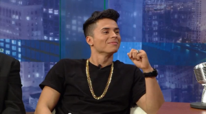 El cantante colombiano, Reykon, durante su intervención en "El show de Alexis Valdés"