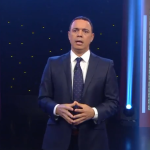 Alexis Valdés habla durante su monólogo sobre los incendios.