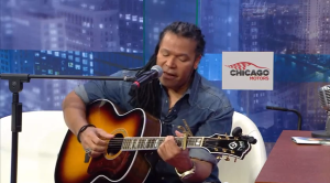 Amaury Gutiérrez interpretando una de sus canciones en "El show de Alexis Valdés"