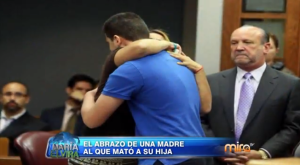 La madre de Lourdes De Jesús abraza a Jordyn Howe, el asesino de su hija durante una corte en Miami