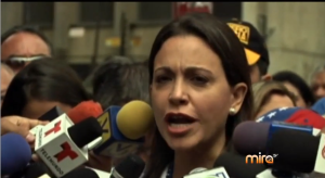 Maria Corina Machado a su llegada a la fiscalía de Venezuela