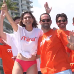 María Elvira regalando camisetas de Mira TV.