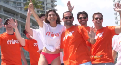 María Elvira regalando camisetas de Mira TV.