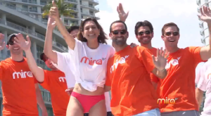 María Elvira regalando camisetas de Mira TV.