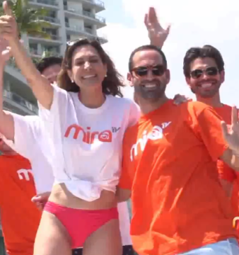 María Elvira regalando camisetas de Mira TV.