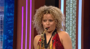 La saxofonista Daniela Darlin durante su actuación en "El show de Alexis Valdés"
