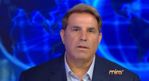 Rick Sánchez presenta su programa de lunes a viernes a las 10pm en Mira TV.