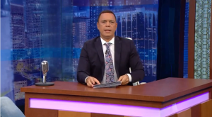 Alexis Valdés presenta su programa en Mira TV, de lunes a viernes a las 9pm.