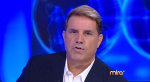 Rick Sánchez presenta su programa de lunes a viernes a las 10pm en Mira TV.