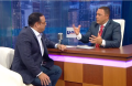 Alexis Valdés durante la entrevista con el cantante Gilberto Santa Rosa en Mira TV