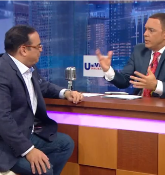 Alexis Valdés durante la entrevista con el cantante Gilberto Santa Rosa en Mira TV