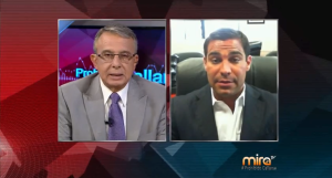 Roberto Rodríguez Tejera conversa con el comisionado Francis Suárez.