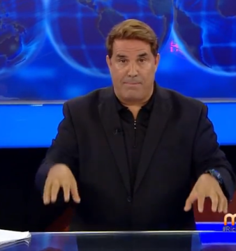 Rick Sánchez durante la emisión de su programa en Mira TV