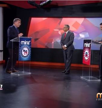 Joe García y Carlos Curbelo durante el debate celebrado este martes en Mira TV.