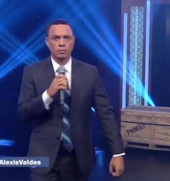 Alexis Valdés cantando durante la emisión de su programa en Mira TV.