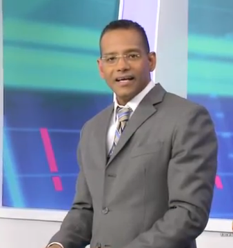 El Dr. Misael durante la emisión de su programa en Mira TV.