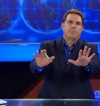 Rick Sánchez durante la emisión de su programa en Mira TV.