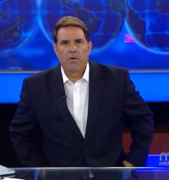 Rick Sánchez durante la emisión de su programa en Mira TV.